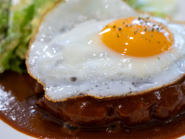 ハンバーグ目玉焼きのせ